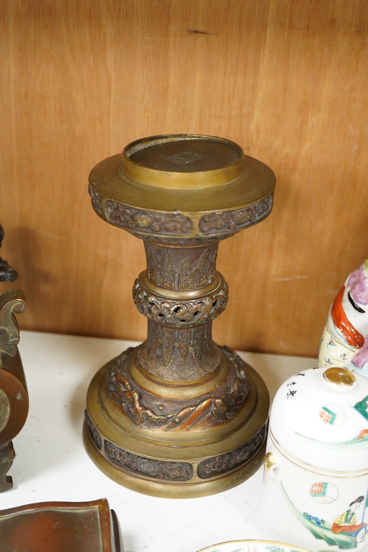 A collection of Chinese and Japanese collectables to include bronzes, cloisonné, 18th century and later ceramics etc